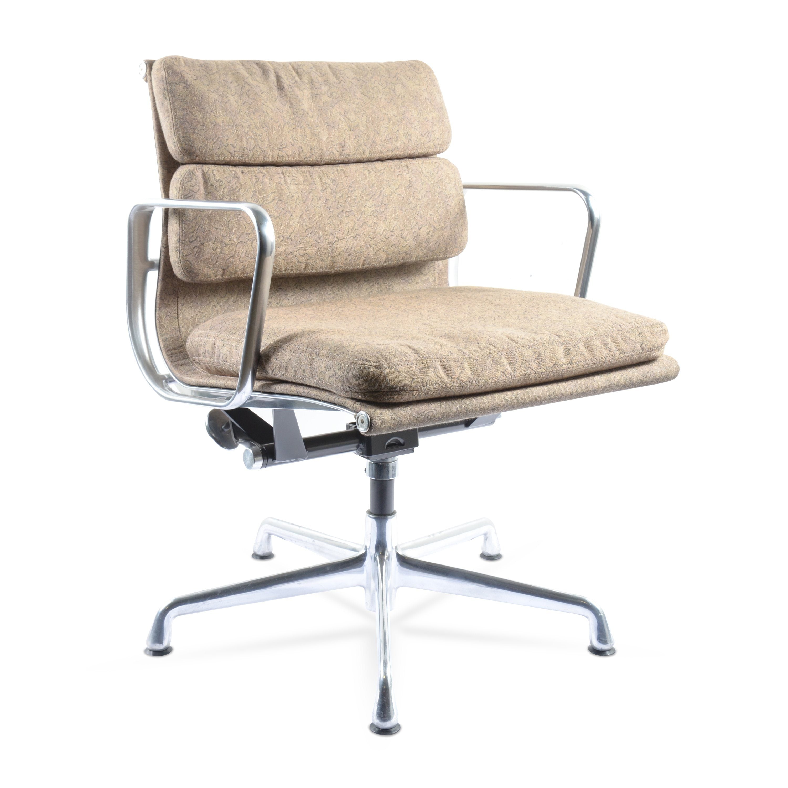 eames® soft pad group management chair